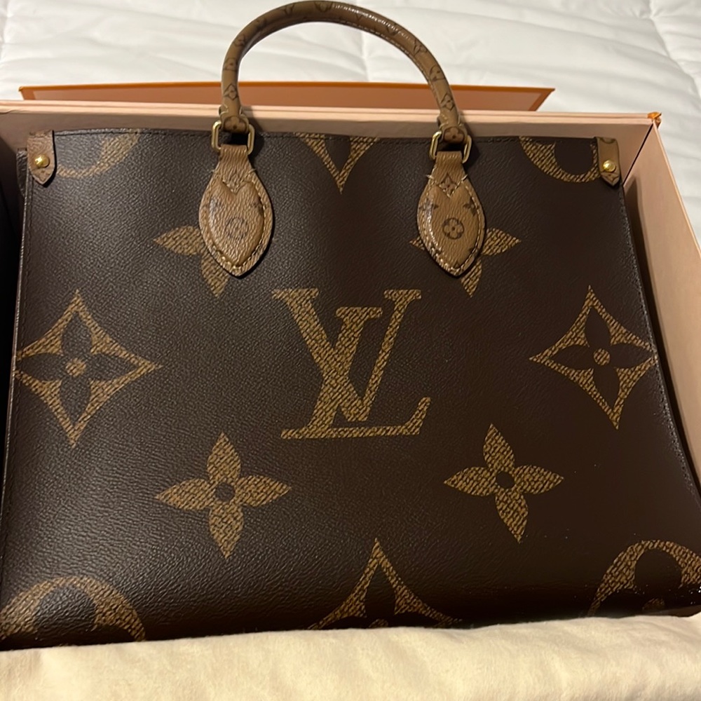 Louis Vuitton ON THE GO MM MONOGRAM REVERSE